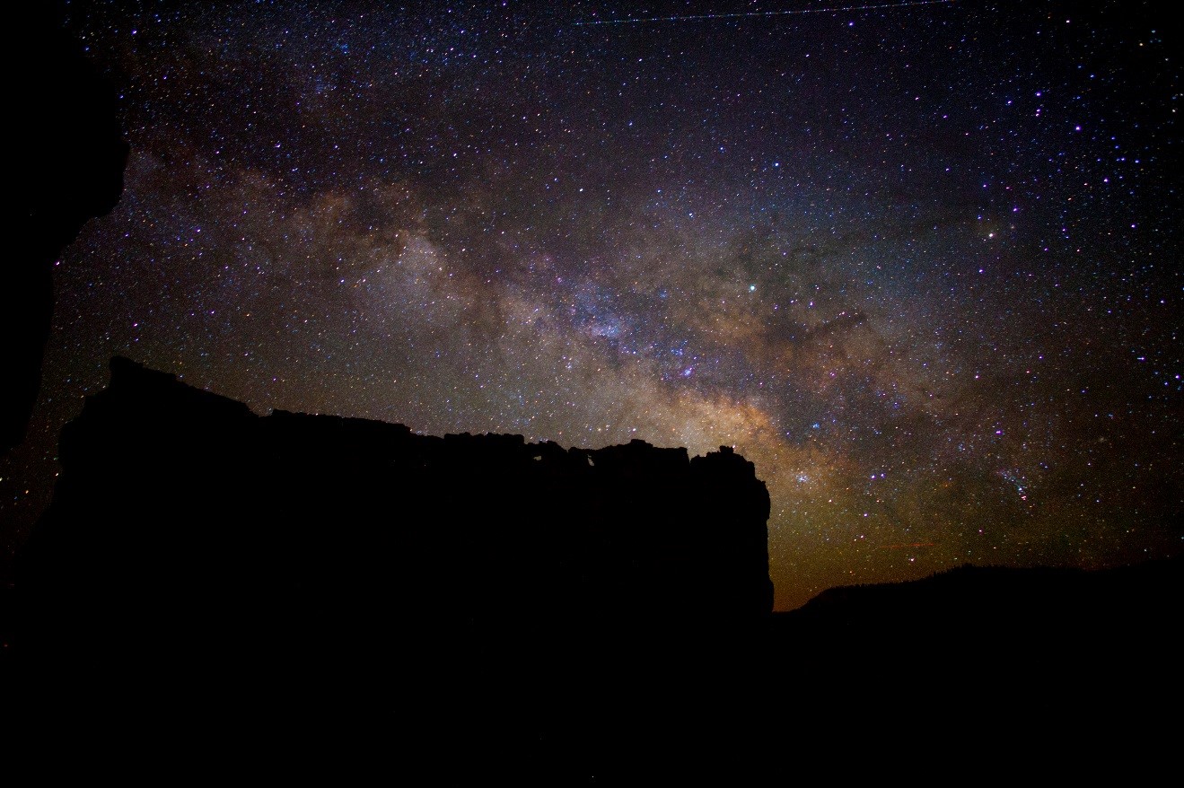 the milky way above the hoodoos of bryce canyon national park