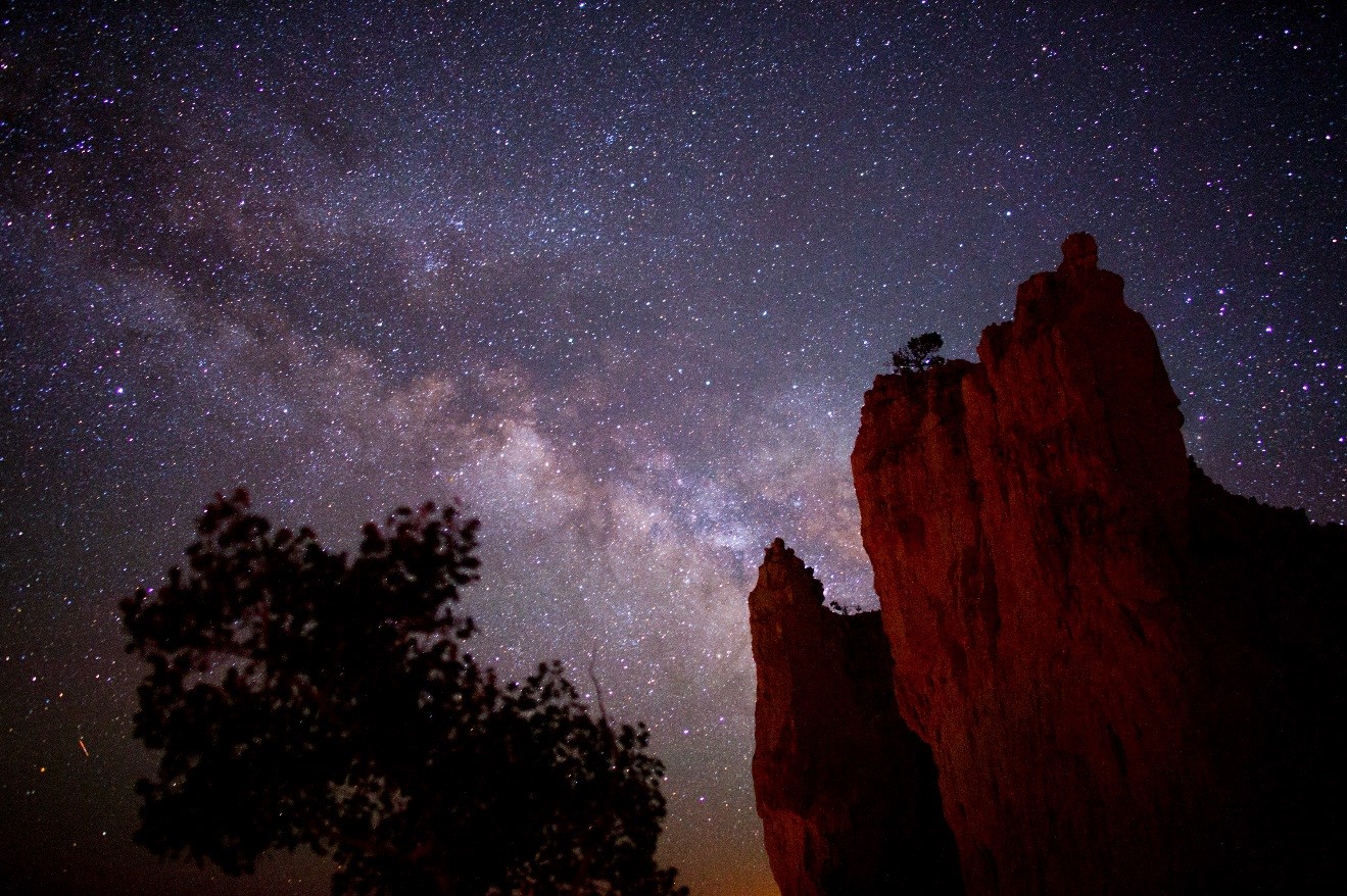 the milky way above the hoodoos of bryce canyon national park