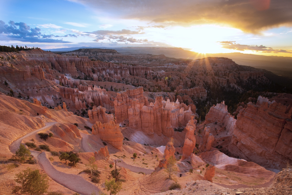 a photo of bryce canyon at sunrise with an auto white balance